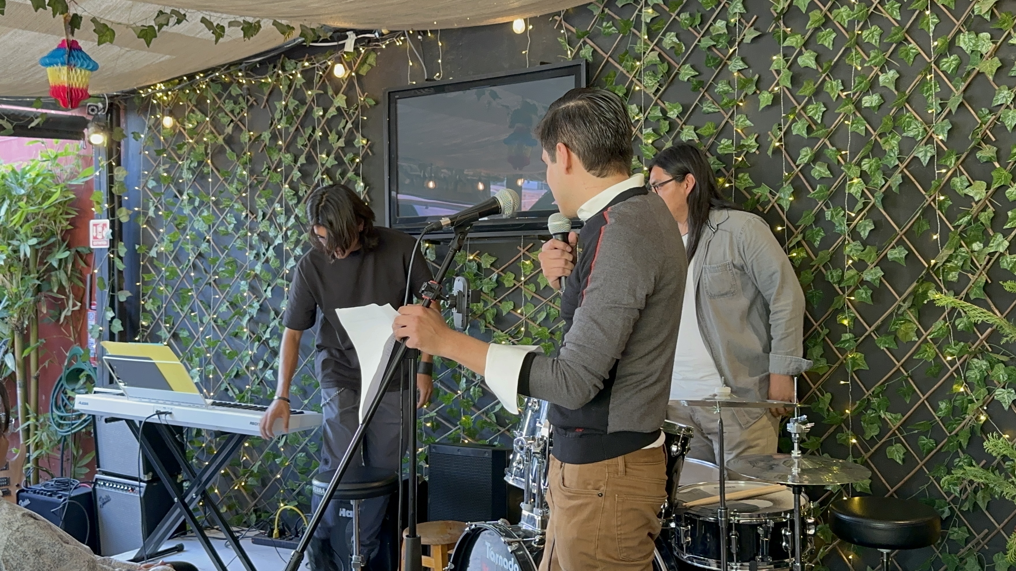 Clase de música grupal en Apex Music Academy